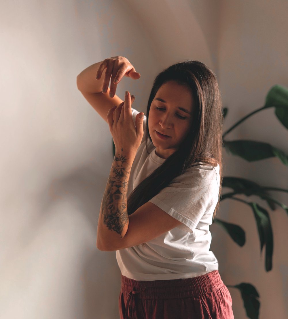Romy Nießner in einer ruhigen Bewegung vor einer hellen Wand