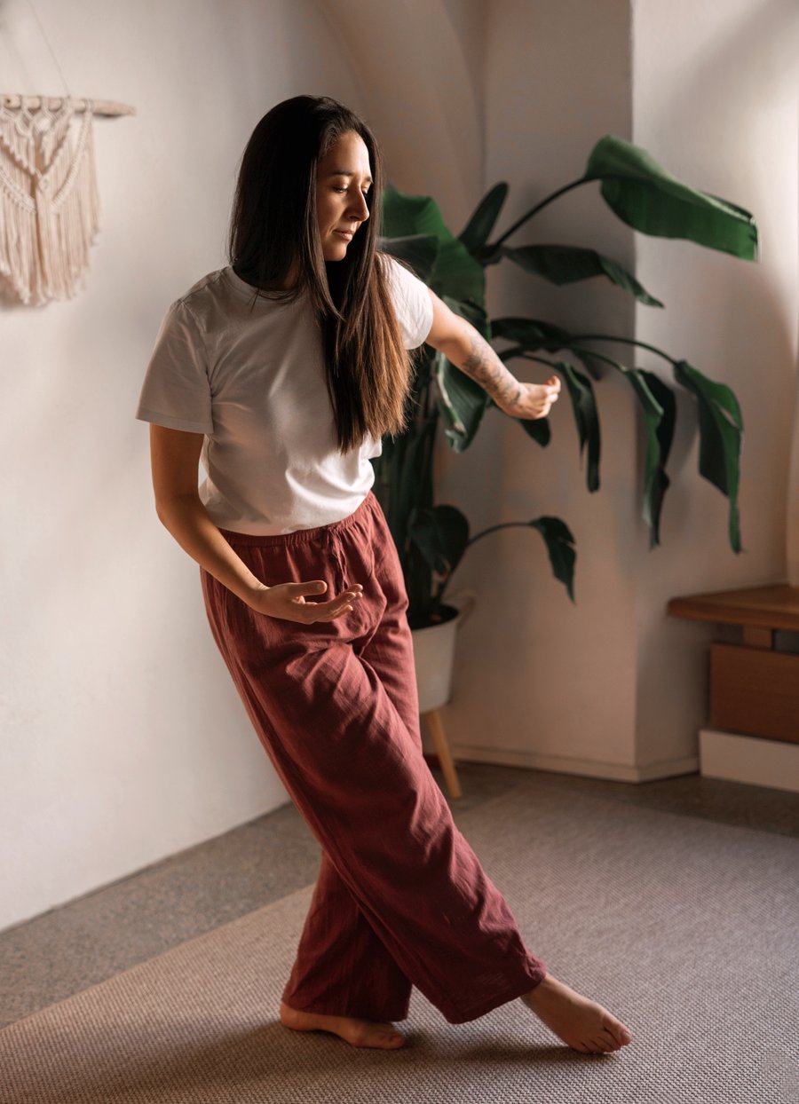 Romy Nießner tanzend im Praxisraum